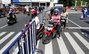 FOTO KETERTIBAN LALU LINTAS : Pengendara Motor Abaikan Separator Jalan