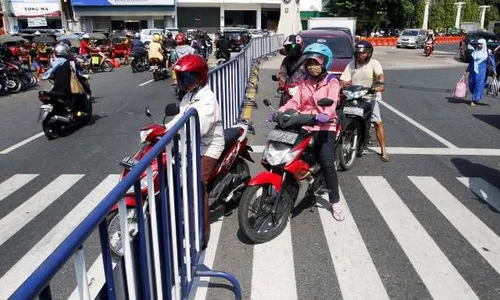 FOTO KETERTIBAN LALU LINTAS : Pengendara Motor Abaikan Separator Jalan