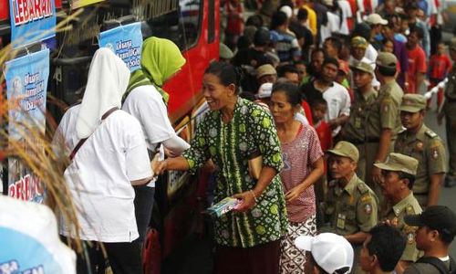 FOTO LEBARAN 2014 : Kagama Berbagi Sarung Lebaran di Solo