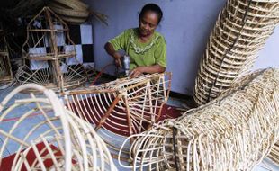 FOTO LEBARAN 2014 : Keranjang Parcel Dibikin di Sukoharjo