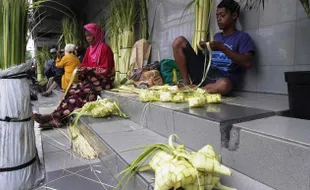 FOTO LEBARAN 2014 : Pedagang Kulit Ketupat Mulai Bermunculan