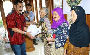 FOTO LEBARAN 2014 : Pemkot Solo Beri 3 Kelurahan 700 Paket Sembako