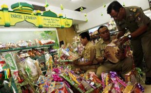 FOTO LEBARAN 2014 : Tim Pemkot Solo Periksa Parcel