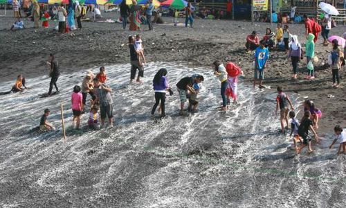 FOTO LIBUR LEBARAN 2014 : Senangnya Berwisata di Pantai Glagah Indah