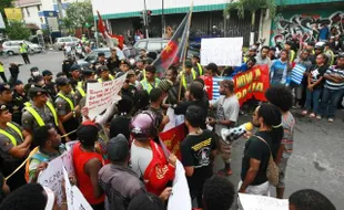 FOTO MAHASISWA PAPUA DEMO : Demo Papua Merdeka Diadang Polisi