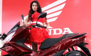 FOTO MOTOR TERBARU : Honda Luncurkan Skutik Premium PCX Anyar