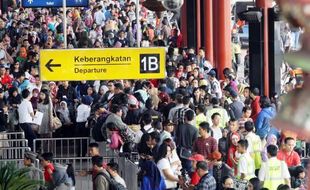 LEBARAN 2014 : Bandara Soekarno-Hatta Makin Padat, Siang Ini Berangkatkan 21.000 Penumpang