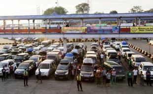 FOTO MUDIK LEBARAN 2014 : Begini Padatnya Antrean Menyeberang ke Sumatra