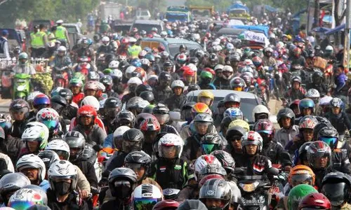 FOTO MUDIK LEBARAN 2014 : Begini Padatnya Pemudik Motor di Karawang