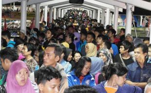 FOTO MUDIK LEBARAN 2014 : Begini Padatnya Penumpang Kapal di Merak...