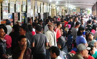 FOTO MUDIK LEBARAN 2014 : Begini Ramainya Terminal Kalideres di Musim Mudik