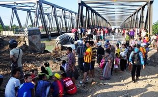 JEMBATAN COMAL AMBLES : Jalan Macet,  KA Kaliagung Mas Dapat Limpahan Penumpang