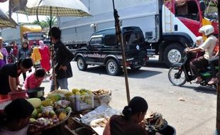 FOTO MUDIK LEBARAN 2014 : Pasar Tumpah Berpotensi Macetkan Jalur Selatan