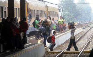 FOTO MUDIK LEBARAN 2014 : Pemudik dari Jakarta Tiba di Purwosari