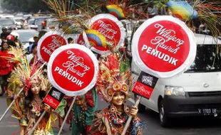 FOTO MUDIK LEBARAN 2014 : Red Batik Sambut Pemudik di Solo