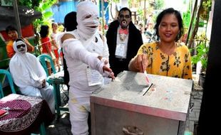 FOTO PEMILU PRESIDEN 2014 : TPS Unik di Surabaya Dijaga Hantu