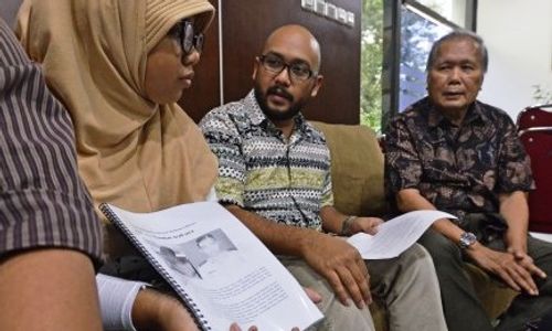 FOTO PETISI TEMUKAN AYAH SAYA : Putri Korban Penculikan '98 ke Watimpres