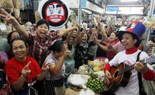 FOTO PILPRES 2014 : Kampanye Salam Dua Jari di Pasar Gede