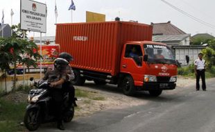 FOTO PILPRES 2014 : Polisi Kawal Distribusi Logistik Pemilu