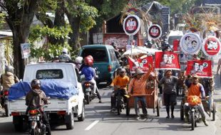 FOTO PILPRES 2014 : Simpatisan Jokowi-JK Arak Gerobak Sampah