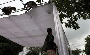 FOTO PILPRES 2014 : Tenda TPS Mulai Didirikan