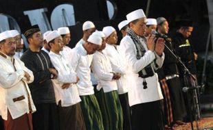 SERBA-SERBI RAMADAN : Deretan Manfaat Salat Tarawih, Bisa Kurangi Stres!