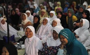 FOTO RAMADAN 2014 : Jemaah Tertawa Mendengar Khotbah Habib Syech