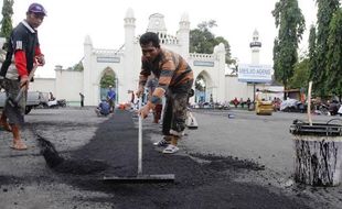 PEMBERDAYAAN EKONOMI : Takmir Masjid Agung Solo Dinilai Inkonsisten