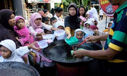 FOTO RAMADAN 2014 : Peserta Didik TPA Nikmati Bubur Ramadan