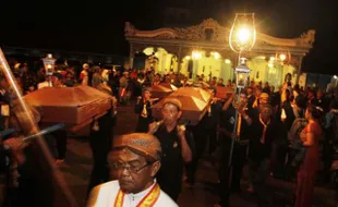 MALEM SELIKURAN SOLO : Keraton Solo Kirab Obor Ting dan 1.000 Tumpeng