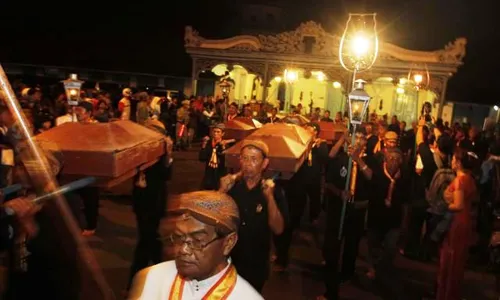 MALEM SELIKURAN SOLO : Keraton Solo Kirab Obor Ting dan 1.000 Tumpeng