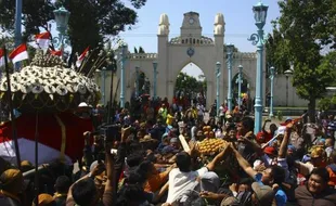 GAREBEK SYAWAL : Gunungan Jaler dan Estri Jadi Rayahan Warga