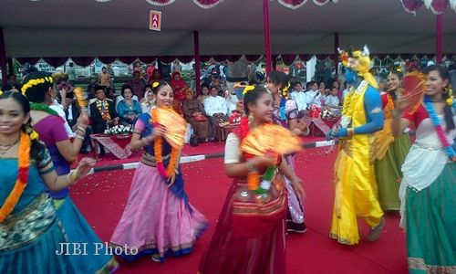 Ratusan Umat Hindu Berpakaian Adat Bali Meriahkan HUT Bantul