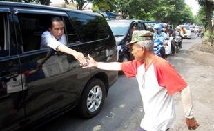 JOKOWI HARI INI : Pulang Kampung, Jokowi Blusukan Pasar Gede Bagi Uang Rp50.000