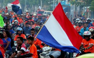 FOTO PERAYAAN KEMENANGAN BELANDA : Suporter Belanda Rayakan Kemenangan di Ambon