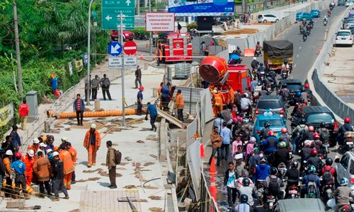 FOTO PIPA GAS MELEDAK : Petugas Pemadam Kebakaran Mengatasi Sisa Ledakan Pipa Gas