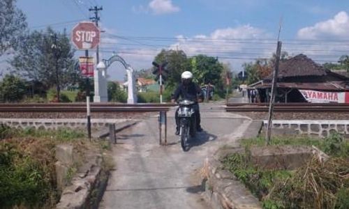 PERLINTASAN KERETA API : PT KA Minta Pemda Bantu Tutup Perlintasan Ilegal