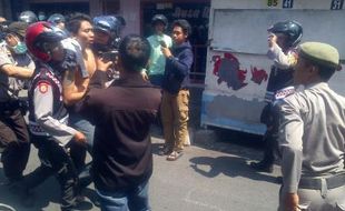 DOLLY SURABAYA DITUTUP : Terduga Provokator Bawa Senjata dan Molotov