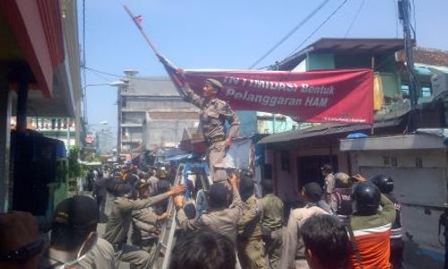 FOTO DOLLY SURABAYA DITUTUP : Satpol PP Surabaya Turunkan Spanduk Perlawanan