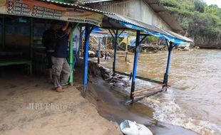 GELOMBANG TINGGI PANTAI SELATAN : Dua Warung di Pantai Baron Terkena Abrasi