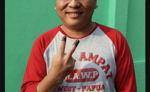 PILPRES 2014 : Nyoblos, Wamenkum Denny Indrayana Salam 2 Jari