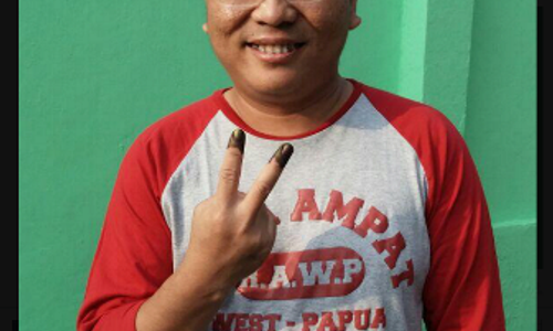 PILPRES 2014 : Nyoblos, Wamenkum Denny Indrayana Salam 2 Jari