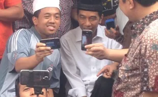 FOTO SELFIE JOKOWI : Warga Ajak Jokowi Foto Selfie 