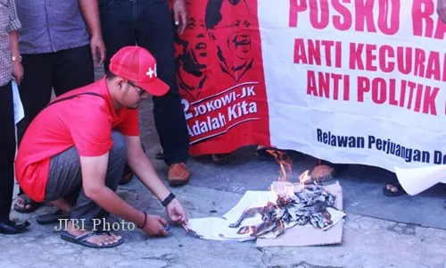 KAMPANYE HITAM CAPRES : Selebaran Kampanye Hitam Jokowi Dibakar