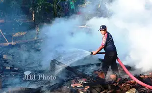 KEBAKARAN DI GUNUNGKIDUL : Korsleting, Rumah Tukino Habis Dilalap Api