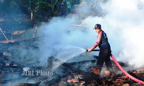 KEBAKARAN DI GUNUNGKIDUL : Korsleting, Rumah Tukino Habis Dilalap Api