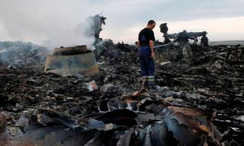 MALAYSIA AIRLINES JATUH : Inilah Nama Korban MH17 Asal Indonesia dan Kewarganegaraan Seluruh Penumpang