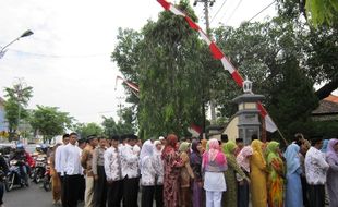 OPEN HOUSE BUPATI : Antrean Membeludak Sampai ke Tepi Jalan