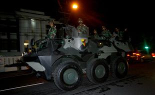 FOTO PATROLI JELANG PILPRES : Panser Anoa Siaga di Jalan-Jalan Kota Solo