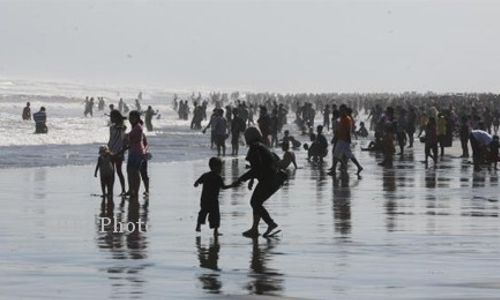 WISATA LEBARAN 2014 : Jumlah Pengunjung di Pantai Mulai Turun